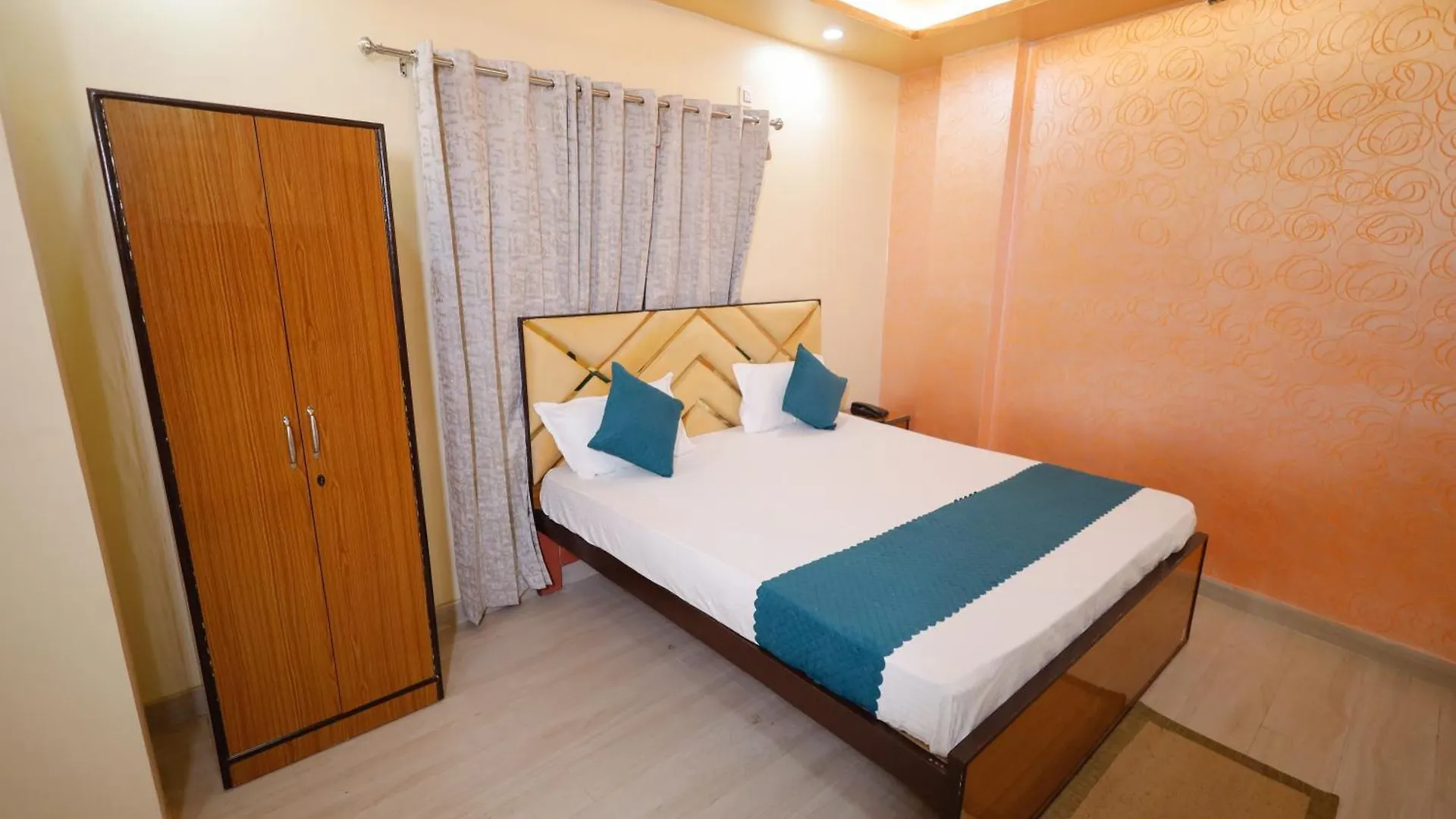 ホテル Kiran Residency Near Vishwanath Temple バラナシ