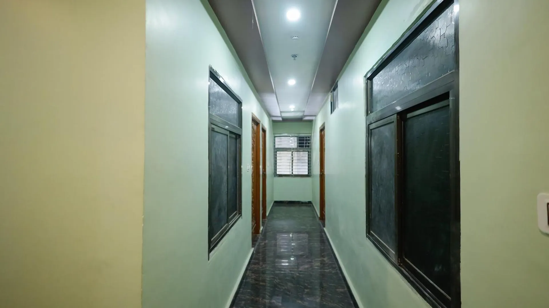ホテル Kiran Residency Near Vishwanath Temple バラナシ