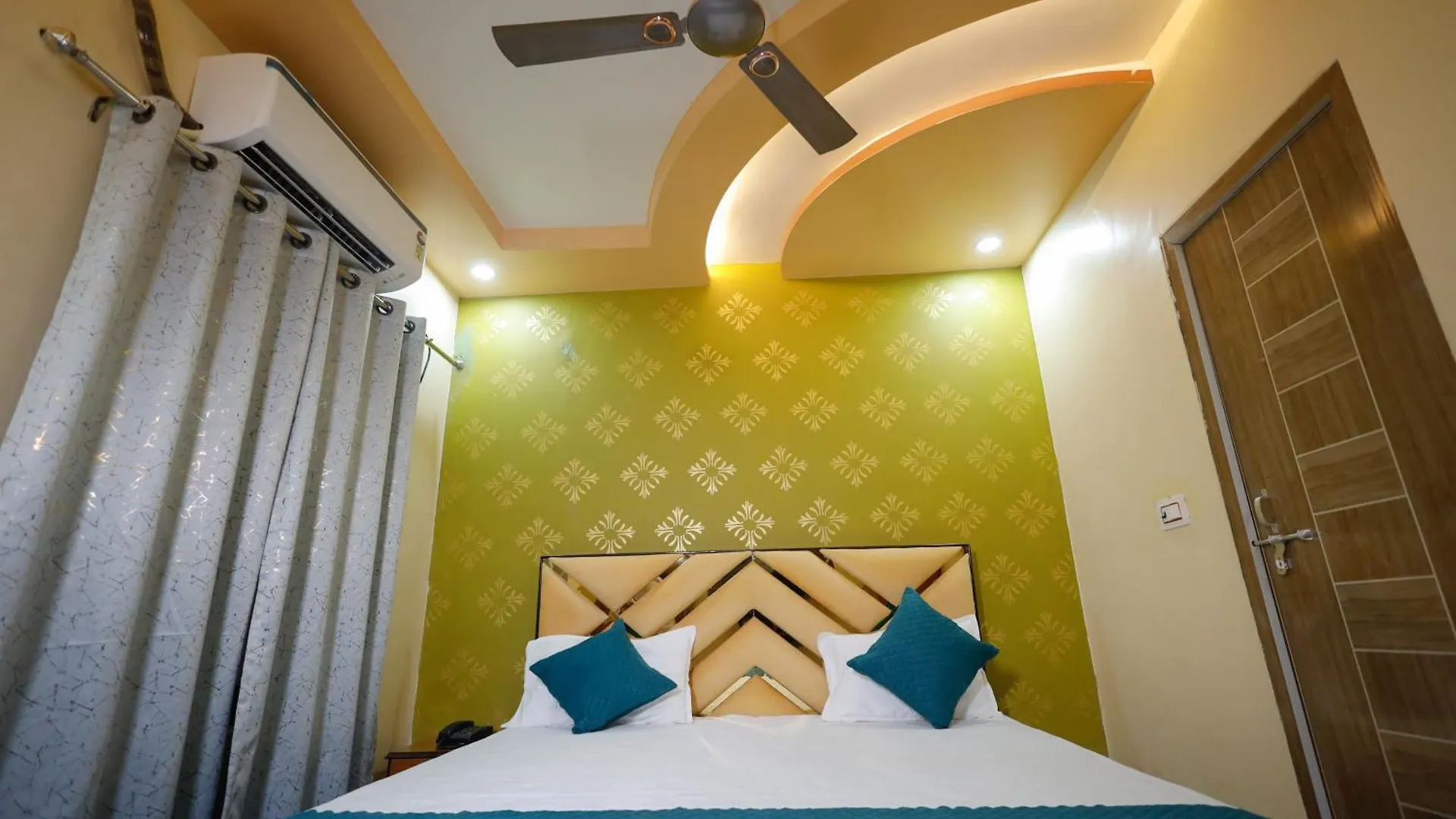ホテル Kiran Residency Near Vishwanath Temple バラナシ